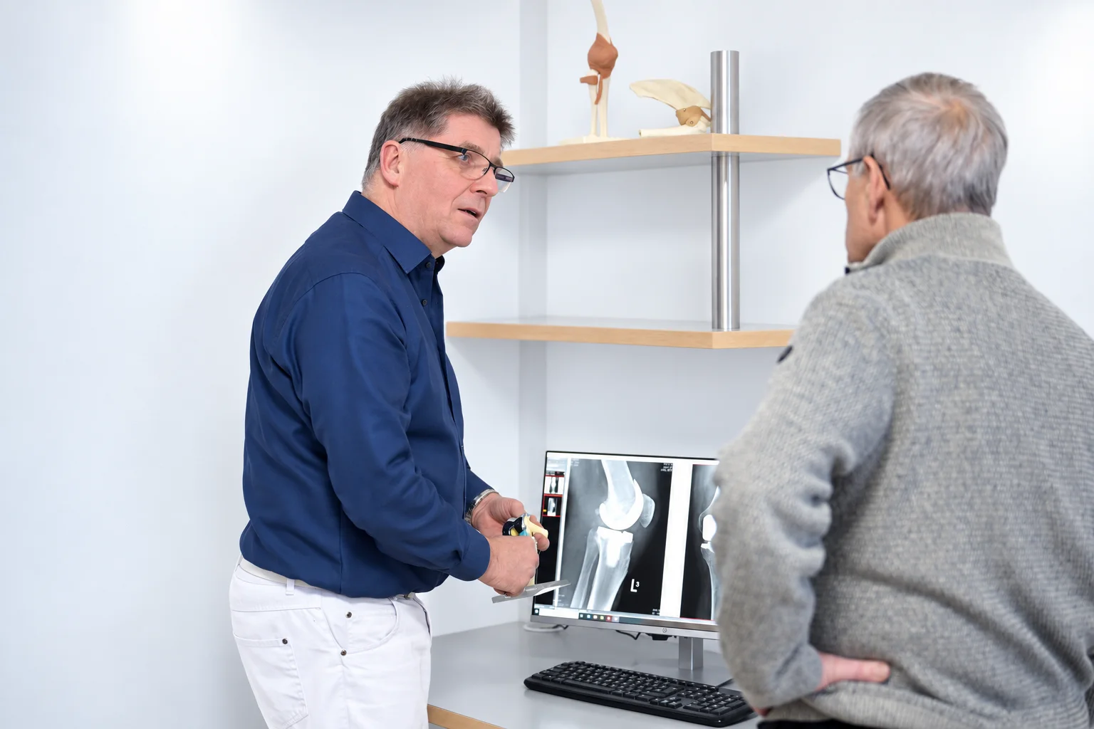 Dr. Meyer im persönlichen Gespräch mit einem Patienten