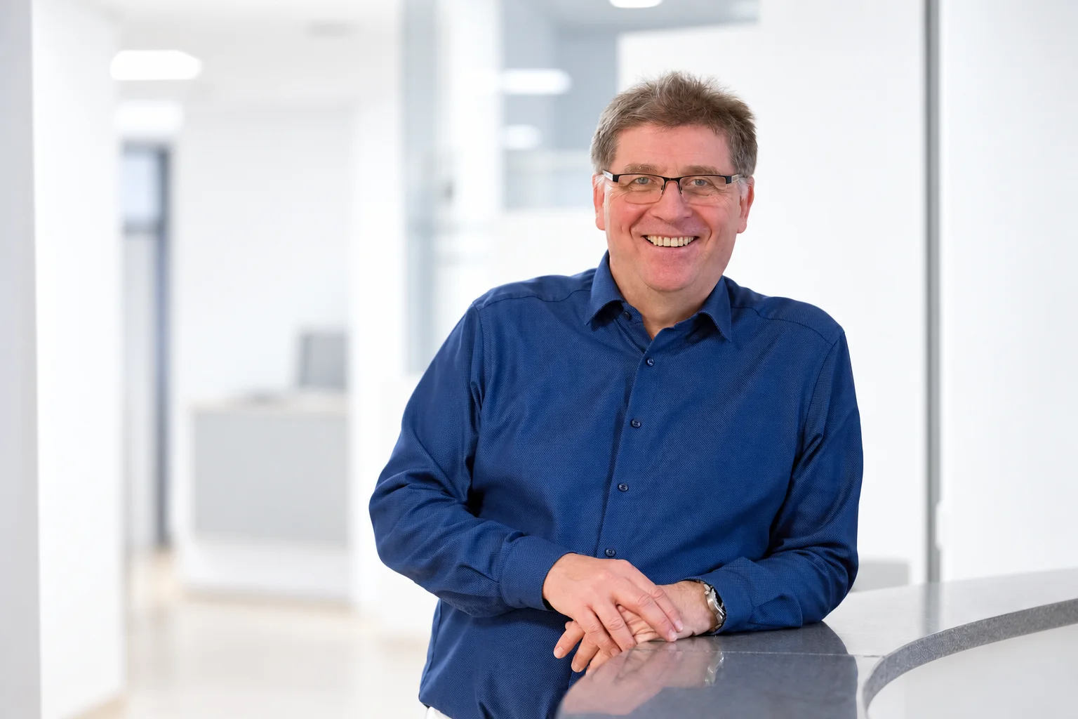 Dr. med. Andreas Meyer am Empfang seiner Praxis