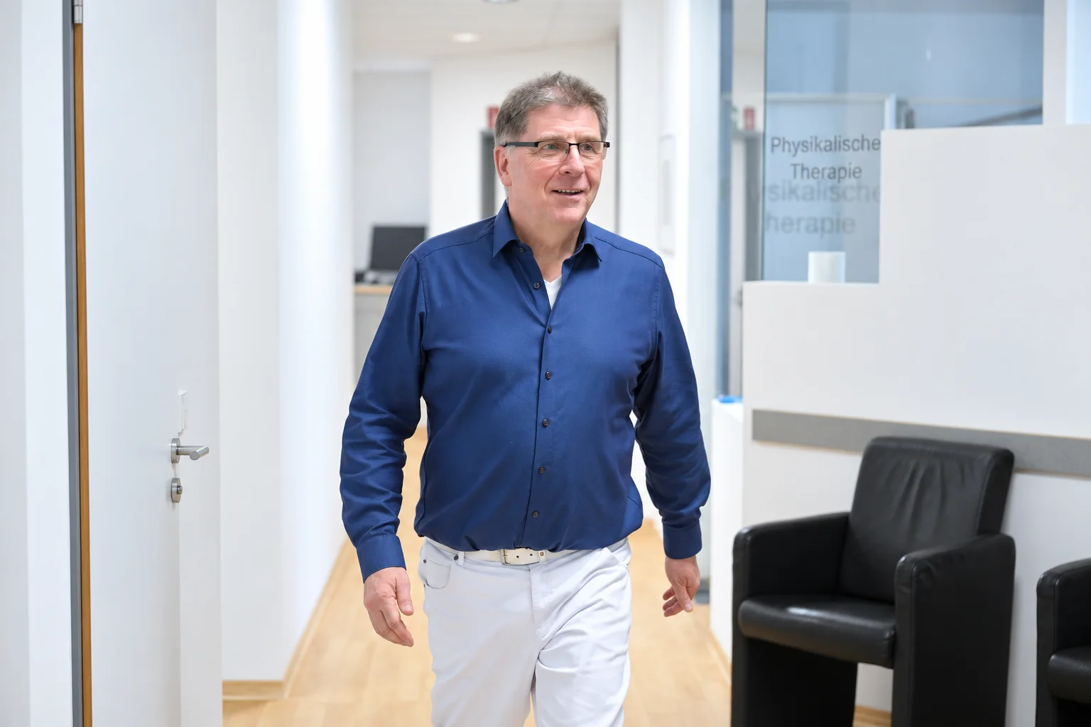 Dr. Andreas Meyer im Flur seiner Praxis