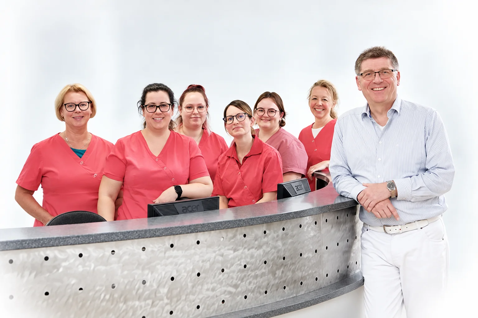 Dr. Andreas Meyer mit den Mitarbeiterinnen der Praxis am Empfang