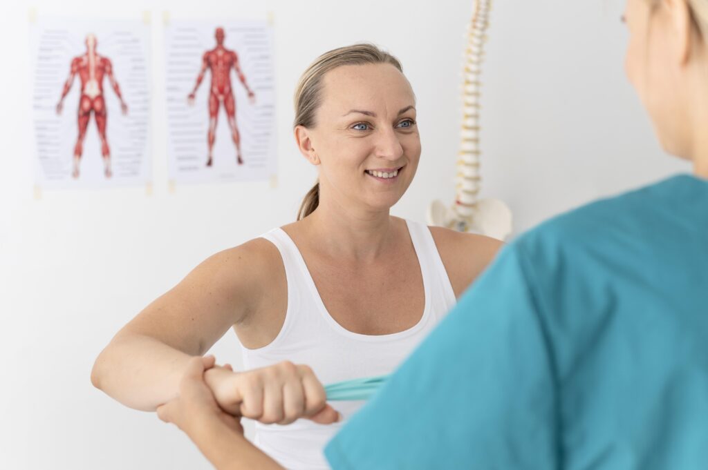 Untersuchung der Rückenmuskulatur im Stehen.