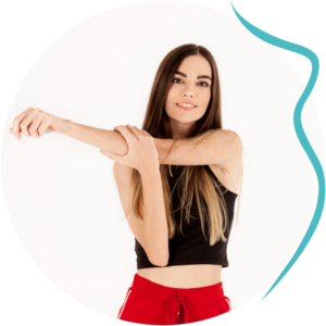 Frau führt eine Schulterdehnung durch.